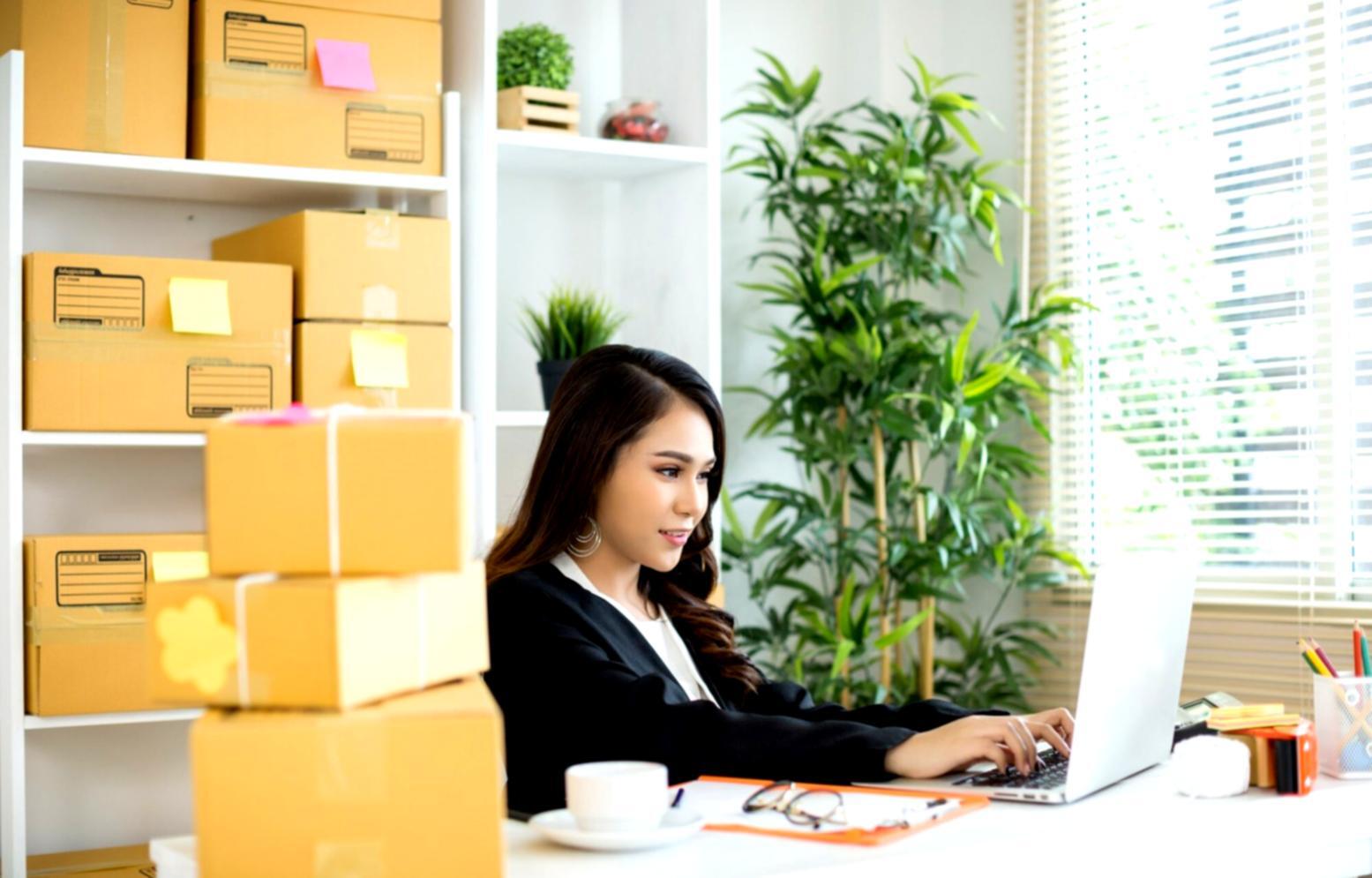 Workshop-Situation — Teilnehmer arbeitet an SEO-Textaufgabe am Laptop